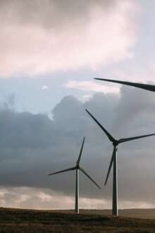 Três turbinas eólicas no campo